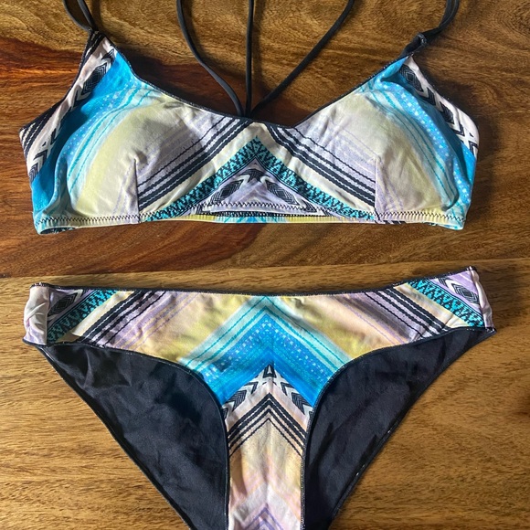 🌊RipCurl🦖SOLD!🦖 Bikini top & bottom size Medium 🌺 - Picture 12 of 13
